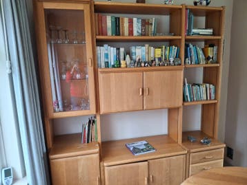 Eikenhouten wandmeubel met vitrinekast en boekenkasten