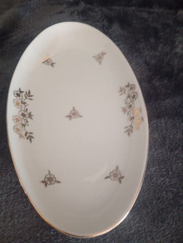 Incompleet servies met gouden details