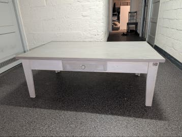 Lichtgrijze salontafel gratis