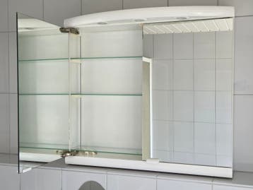 Spiegelkast badkamer met verlichting en stopcontact.