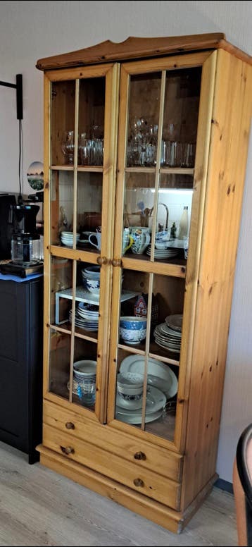 Houten vitrinekast met glazen deuren en lades
