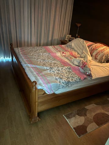 Houten tweepersoonsbed met lattenbodem en matras