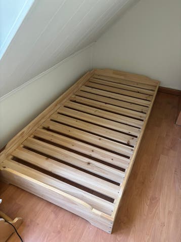 Eenpersoons houten kinderbedframe met lattenbodem