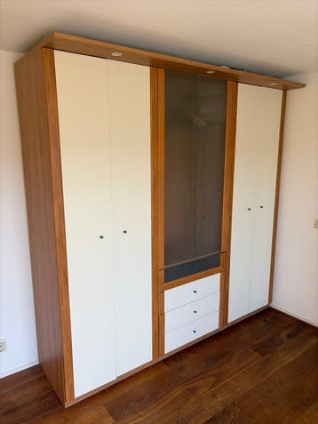 Grote IKEA kledingkast met lades, planken en hangdelen