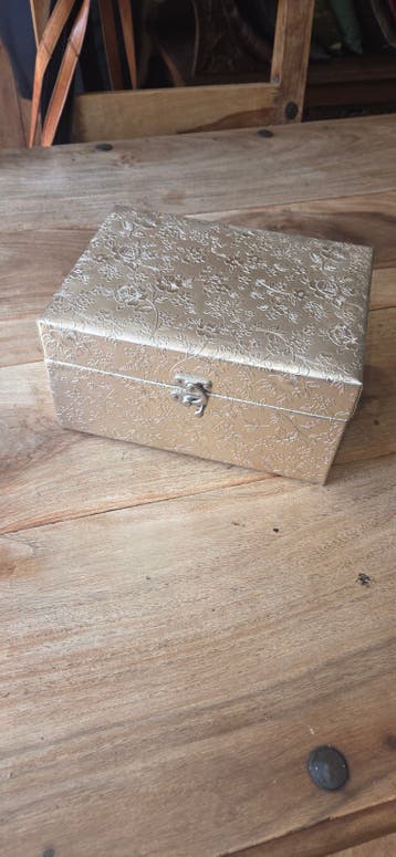 Decoratieve opbergdoos met gouden patroon