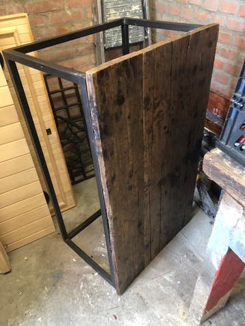 Robuuste salontafel van metaal en gerecycled hout