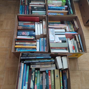4 bananendozen met boeken.