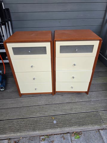 GRATIS 2 houten nachtkastjes met lades