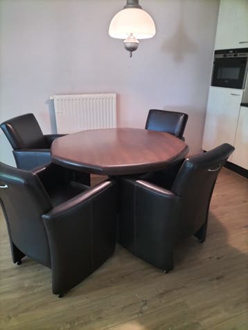 Elegante eettafel met 4 comfortabele stoelen