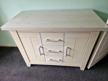 Licht houten dressoir met lades en deuren