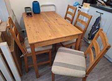 Houten eettafel met 4 stoelen