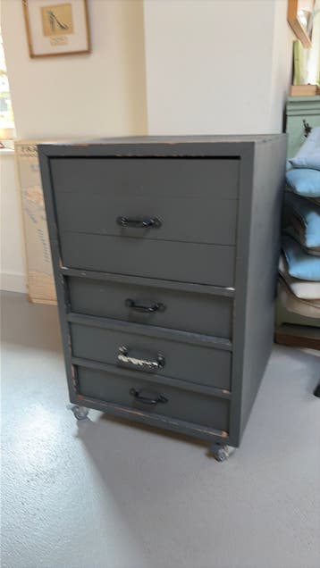 2 houten ladenkasten