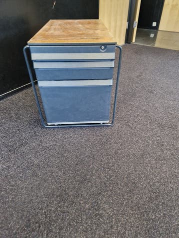 Verrijdbaar ladeblok met houten blad