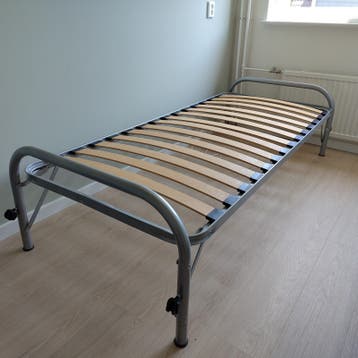 Eenpersoonsbed 90x200 met lattenbodem - Metaal, Grijs