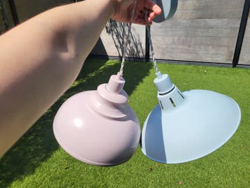 Set van 2 hanglampen: blauw en roze