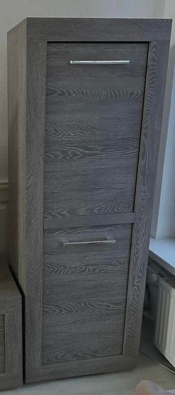 Grijze kast met opbergruimte en planken (160x58x39 cm)