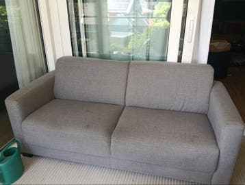 Comfortabele grijze tweezitsbank