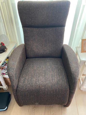 Comfortabele bruine relaxfauteuil met voetensteun