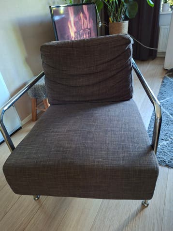 Comfortabele fauteuil met stoffen bekleding en metalen frame