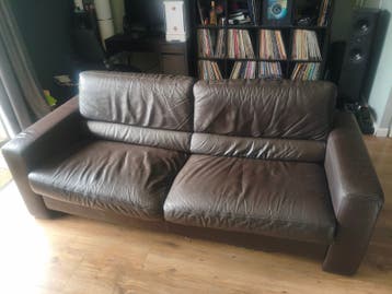 Gratis Comfortabele bruine leren 2,5 zits bank
