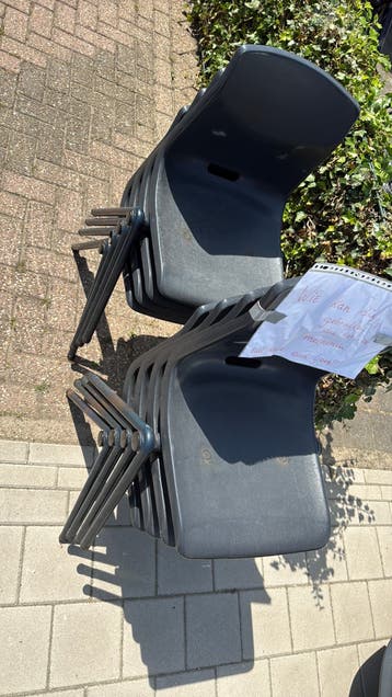 8 stapelstoelen GRATIS afhalen Boxmeer