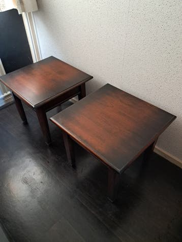 2 houten bijzettafels