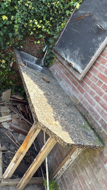 Marmeren keukenblad met spoelbak en kraan
