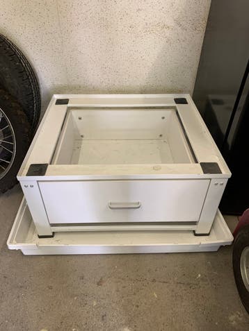 Wasmachine verhoging met la en opvangbak.