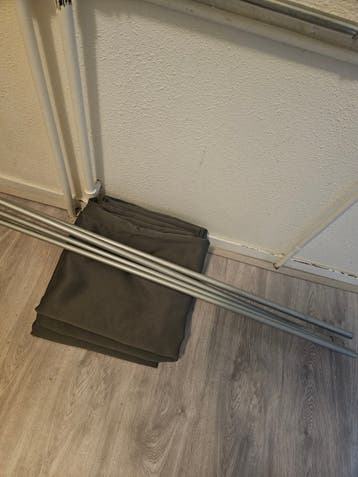 3 gordijnen met stangen (zonder schroeven)
