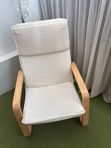 Comfortabele fauteuil met lichte houten armleuningen