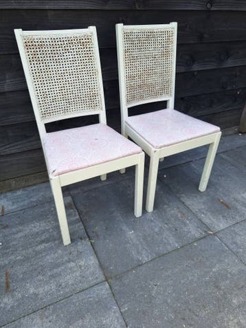 Gratis : 2 eetkamerstoelen