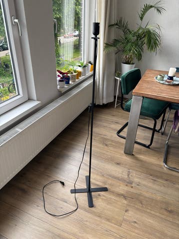 Zwarte vloerlamp, staande lamp, max 13W