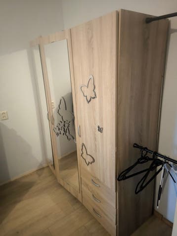 Gratis kledingkast met spiegel en lades - zelf repareren