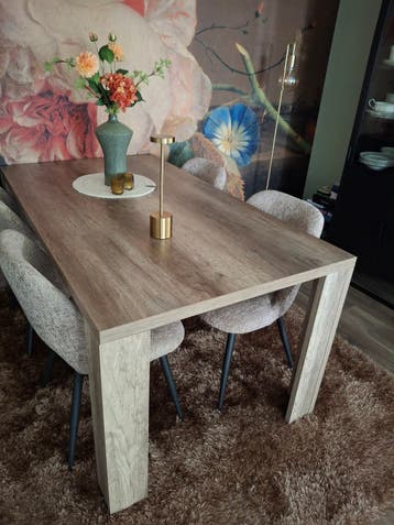 Moderne eettafel met houtlook en stevige poten