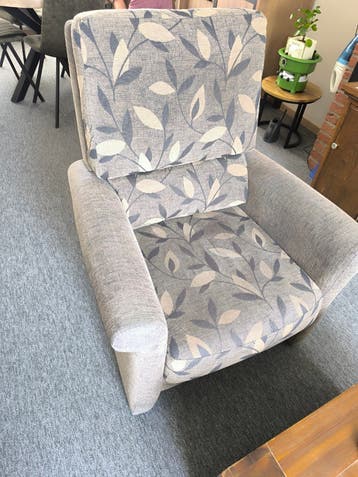 Gratis: 2 robuuste stoelen, grijs met blad print
