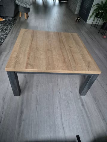 Moderne salontafel met houtlook blad en donkere poten