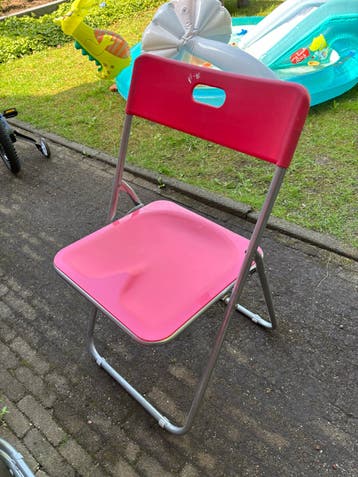Gratis set van 4 rode klapstoeltjes