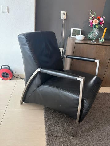 Gratis af te halen: Zwarte leren fauteuil met metalen armleu