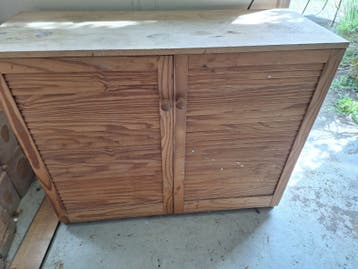 Houten kastje met jaloeziedeur (100x40x80cm)