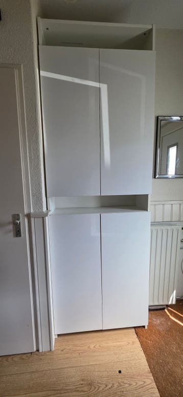Witte ikea kast met planken