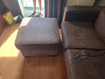 Bruine 2-zitsbank met hocker/poef GRATIS