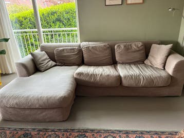 Ruime driezitsbank met chaise longue