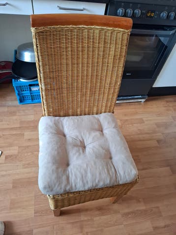 4 rieten stoelen met kussens