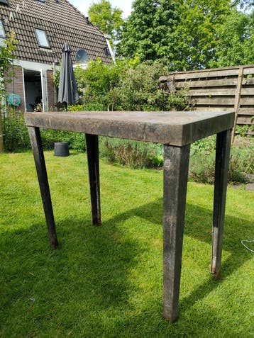 Robuuste metalen tafel - Ideaal voor werkplaats/tuin