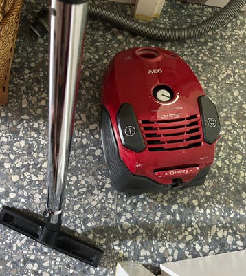 Gratis kapotte AEG stofzuiger voor onderdelen of reparatie