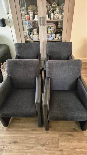 Gratis 4 eettafel stoelen met wieltjes
