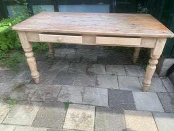 Gratis: Rustieke houten tafel met lades