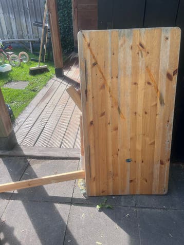 Oude kapotte tafel - gratis af te halen voor oud hout