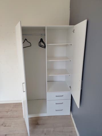 Witte kledingkast met lades en hangruimte
