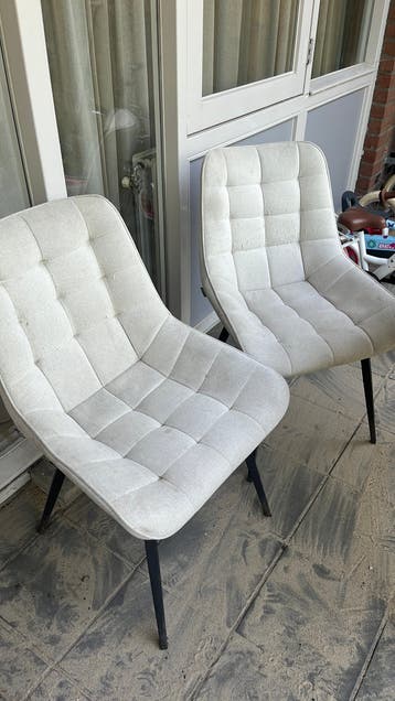 2 gratis eettafel stoelen van de Bommel